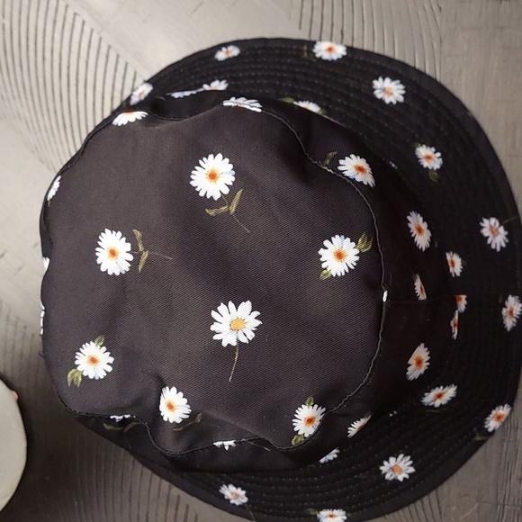 ALICE + OLIVIA by Stacey Bendet Daisy Reversible Bucket Hat - Picture 8 of 10